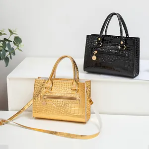 Schicke Handtaschen aus glänzendem Kunstleder mit Prägung in Gold und klassischem Schwarz