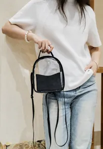 Vista detallada de la mini mochila de PVC transparente con ribete de cuero PU negro