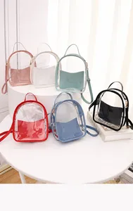 Collection détaillée de mini sacs à dos transparents en PVC en six couleurs sur supports