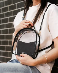 Vista detallada de mini mochila de PVC transparente con bolsa interior negra