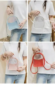 Dettaglio dei mini zaini in PVC trasparente nei colori blu, bianco, rosa e rosso