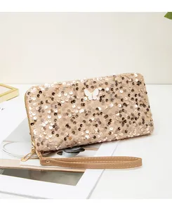 Dettaglio di paillettes champagne e farfalla bianca su una pochette elegante