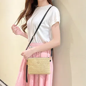 Petit sac bandoulière en paille avec fleur dorée et fine bandoulière en cuir