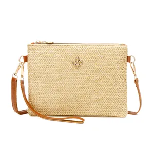 Sac bandoulière en paille tressée avec breloque fleurie et sangle en cuir