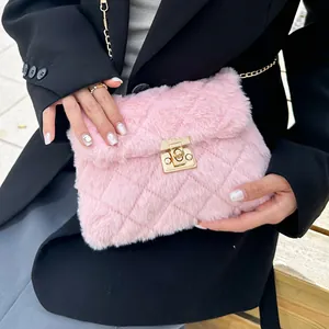 Rosafarbene Kunstfell-Umhängetasche mit Steppmuster und Goldkette für Damen