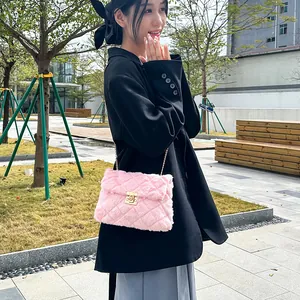 Rosafarbene Plüschtasche mit Rautenmuster und goldener Kette für Damen im Freien
