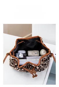 Vue de dessus d'un sac seau à paillettes montrant sa capacité de rangement interne