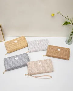 Carteras largas de paja con colgante de mariposa y correas de muñeca en cinco colores suaves