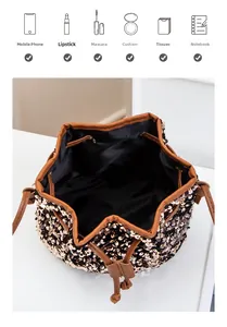 Détail intérieur d'un sac seau à paillettes montrant le rangement pour téléphone et maquillage