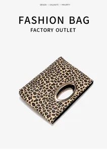 Dettaglio borsa leopardata con moderno manico circolare in metallo di design