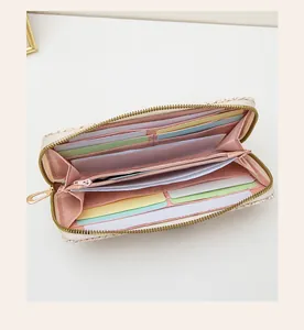 Vista interior detallada de cartera larga con ranuras para tarjetas y forro rosa