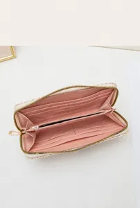 Vista detallada del diseño interior con ranuras para tarjetas y bolsillo con cremallera