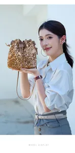 Présentation du sac seau à paillettes dorées avec cordon et bandoulière en cuir