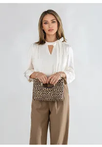 Elegante borsa leopardata con manico dorato circolare e completo da ufficio raffinato