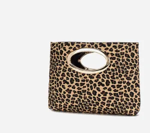 Dettaglio borsa leopardata con manici in metallo dorato e doppia tracolla inclusa
