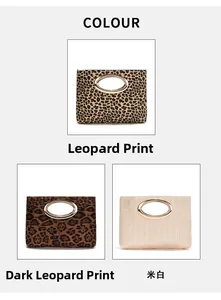 Dettaglio borse a mano leopardate e in tessuto bianco crema con manici in metallo dorato
