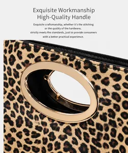 Dettaglio borsa leopardata con manico ovale in metallo dorato e cuciture precise
