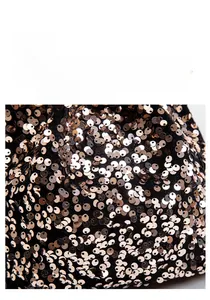 Détail de paillettes dorées et tissu composite sur un sac seau élégant et moderne