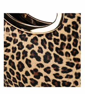 Dettaglio borsa leopardata con doppia cucitura e particolari della maniglia dorata