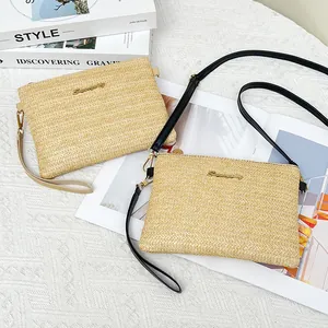 Eleganti borse a bustina in paglia intrecciata con logo dorato e tracolle rimovibili chic
