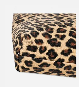 Dettaglio della trama in pelle leopardata con cuciture rinforzate sugli angoli della borsa