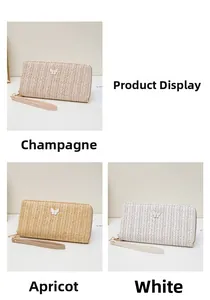 Detalle de carteras de paja tejida con mariposas en colores champán, albaricoque y blanco