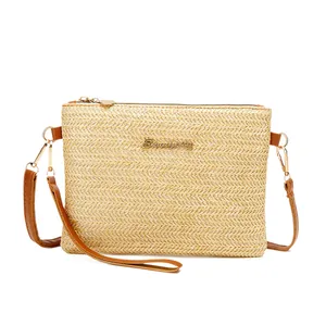 Borsa a tracolla chic in paglia intrecciata beige con logo oro e tracolla marrone