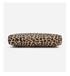 Vista dettagliata del fondo con stampa leopardata e cuciture fini sulla borsa a mano elegante