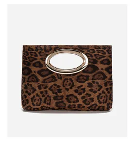 Dettaglio di borsa a mano leopardata con manico ovale in metallo dorato