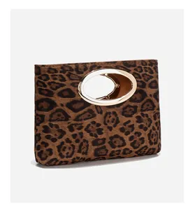 Dettaglio pochette leopardata con trama in velluto e manico ovale in metallo dorato