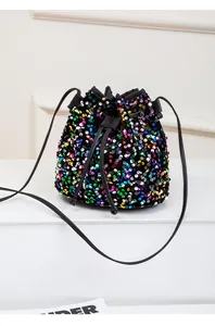 Détail des paillettes colorées et du cordon de serrage noir sur un sac seau élégant
