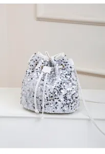 Détail du sac seau à paillettes argentées avec cordon et bandoulière en blanc