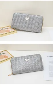Detalle de cartera larga plateada con textura de paja y adorno de mariposa blanca