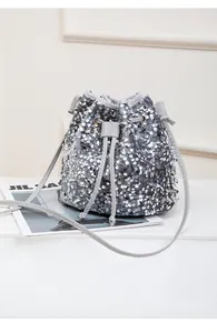Détail du sac seau à paillettes argentées avec texture métallique et fermeture à cordon