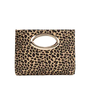 Borsa a mano alla moda con stampa leopardata e manico ovale in metallo dorato su bianco