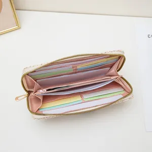Cartera larga con diseño de paja, ranuras para tarjetas y colgante de mariposa