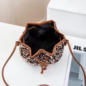 Sac seau chic à paillettes avec cordon de serrage, bandoulière en cuir et finitions