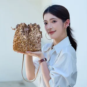 Sac seau à paillettes dorées à la mode avec cordon de serrage et bandoulière fine
