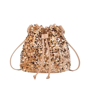 Sac seau à paillettes champagne avec fermeture à cordon et bandoulière en cuir