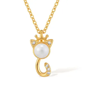 Collana con ciondolo gatto in perla, corona in oro 18k e dettagli in diamanti brillanti