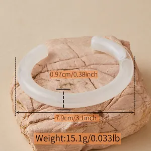 Dettaglio con 7,9 cm di diametro e 0,97 cm di spessore del bracciale in acrilico a onde