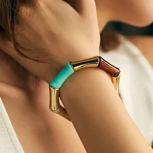 Dettaglio del bracciale stile bambù con maglie in resina verde menta e ambra