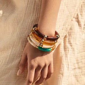 Details von böhmischen Acryl-Armbändern mit Harz-Bernstein-Textur und Gold-Abstandhaltern
