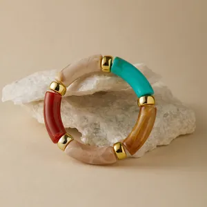 Detail eines böhmischen Acryl-Stretch-Armbandes mit Marmor-Harz-Rohren und Gold-Metall-Spacer