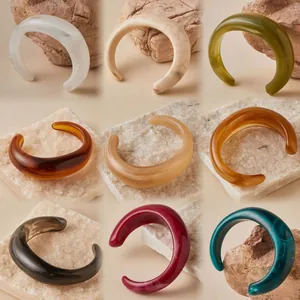 Bracciale a Polsino Aperto in Resina Retro da Donna Texture Marmo Grosso Largo Bangle Design di Nicchia Gioielli di Moda