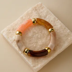Detail eines böhmischen Acryl-Armbands mit Marmor-Textur und goldenen Metall-Trennern