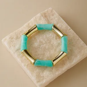 Dettaglio del bracciale a bambù in acrilico con resina verde menta e metallo dorato
