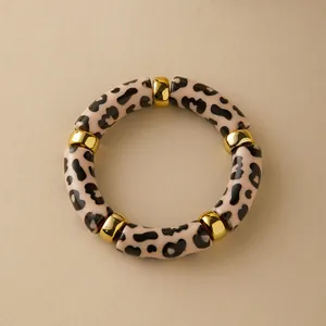 Nahaufnahme des böhmischen Acryl-Armbands mit Leopardenmuster und goldenen Ringen