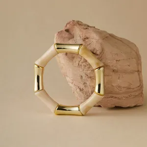 Dettaglio del bracciale a segmenti di bambù con metallo dorato e resina marmorizzata