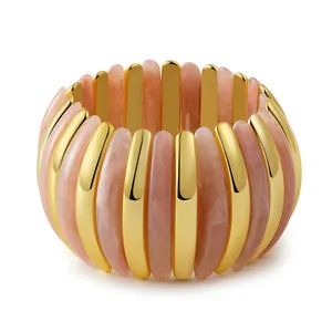 Détail d'un bracelet bohème élastique avec résine marbrée et barres dorées